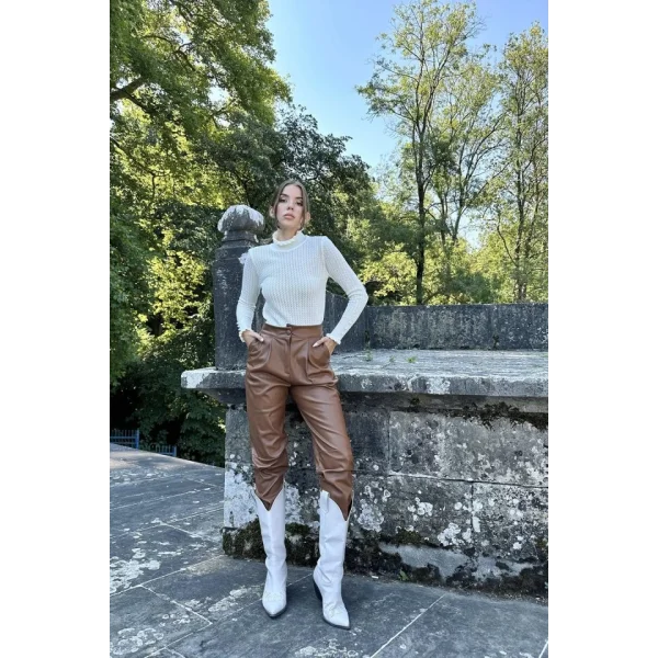 Ekru Boğazlı Ve Örgülü Triko Kazak