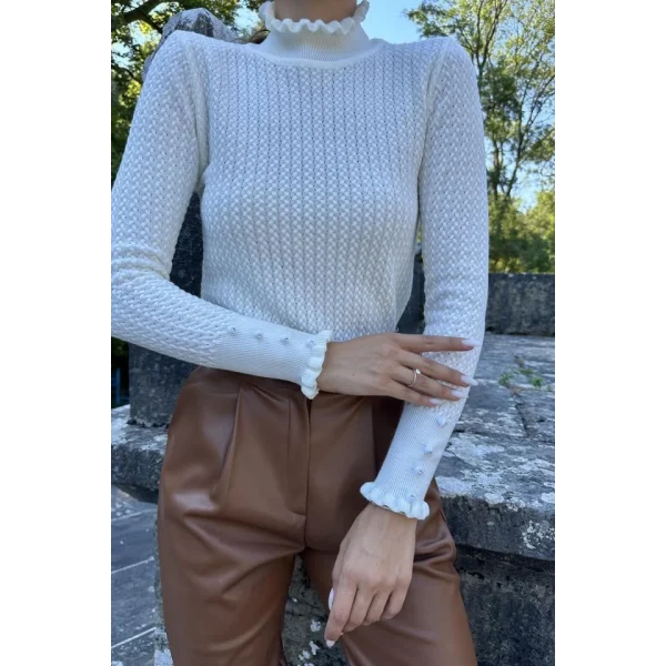 Ekru Boğazlı Ve Örgülü Triko Kazak