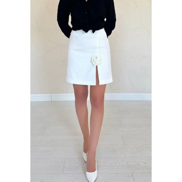 Ekru Yırtmaçlı Gül Detaylı Mini Etek