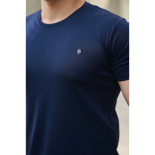 Erkek Bisiklet Yaka Arma Detaylı Basic Kısa Kollu Tişört