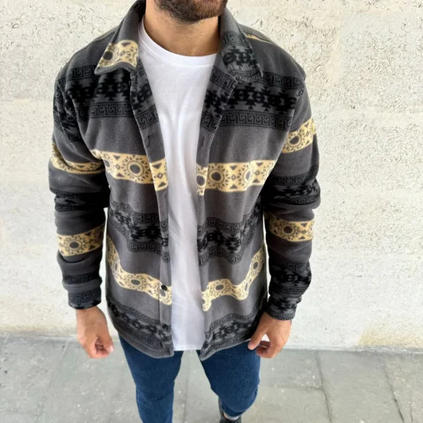 Erkek Desenli Polar Gömlek – Etnik Şerit Desen Yakalı, Uzun Kollu, Düğmeli, Oversize Rahat Kalıp - Füme