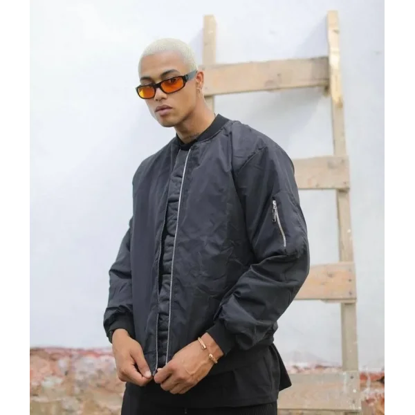 Unisex Siyah Bomber Mont – Su İtici Kumaş, Kapitone Astarlı, Fermuarlı ve Günlük Kullanıma Uygun Ceket- Siyah