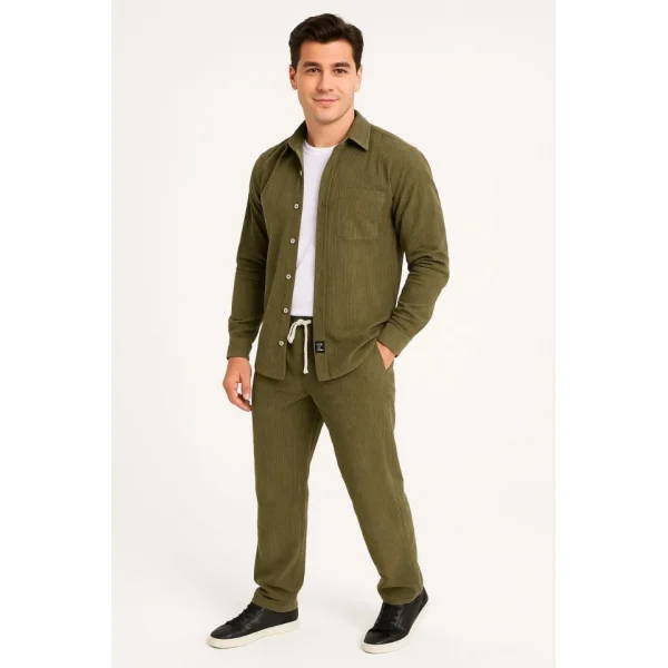 Erkek Kadife Oversize Takım – Gömlek Ve Pantolon İkili Set Füme Corduroy Şıklığı, Rahat Ve Zarif Duruş Yumuşak Dokulu Kadife Kumaş, Düğmeli Gömlek Üst Ve Lastikli Pantolon Alt Parça Ile Gün Boyu Konfor- Haki