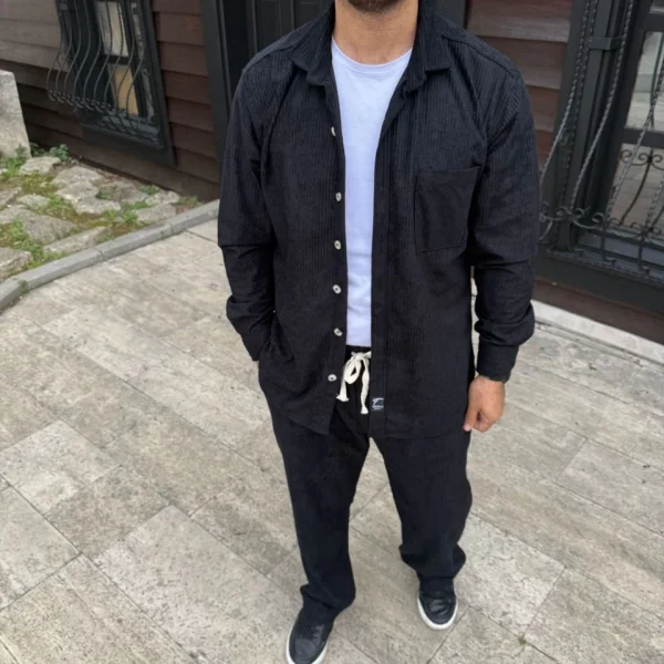 Erkek Kadife Oversize Takım – Gömlek Ve Pantolon İkili Set Füme Corduroy Şıklığı, Rahat Ve Zarif Duruş Yumuşak Dokulu Kadife Kumaş, Düğmeli Gömlek Üst Ve Lastikli Pantolon Alt Parça Ile Gün Boyu Konfor- Siyah