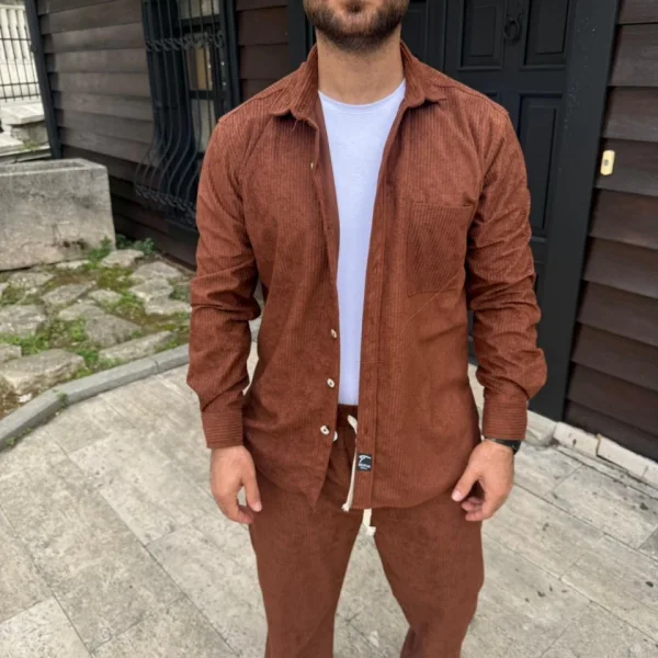 Erkek Kadife Oversize Takım – Gömlek Ve Pantolon İkili Set Füme Corduroy Şıklığı, Rahat Ve Zarif Duruş Yumuşak Dokulu Kadife Kumaş, Düğmeli Gömlek Üst Ve Lastikli Pantolon Alt Parça Ile Gün Boyu Konfor- Kiremit