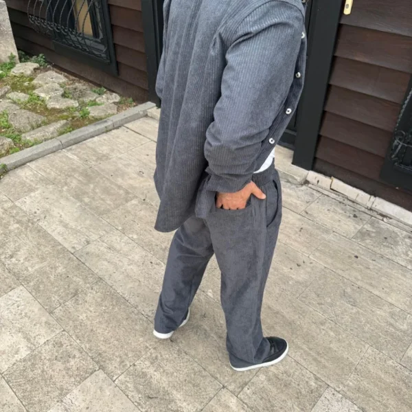 Erkek Kadife Oversize Takım – Gömlek Ve Pantolon İkili Set Füme Corduroy Şıklığı, Rahat Ve Zarif Duruş Yumuşak Dokulu Kadife Kumaş, Düğmeli Gömlek Üst Ve Lastikli Pantolon Alt Parça Ile Gün Boyu Konfor- Füme