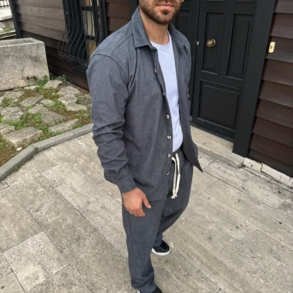Erkek Kadife Oversize Takım – Gömlek Ve Pantolon İkili Set Füme Corduroy Şıklığı, Rahat Ve Zarif Duruş Yumuşak Dokulu Kadife Kumaş, Düğmeli Gömlek Üst Ve Lastikli Pantolon Alt Parça Ile Gün Boyu Konfor- Füme