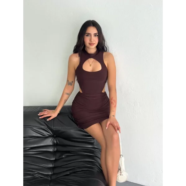 Göğüs ve Yanlar dekolteli Kolsuz Boy Elbise - Kahverengi