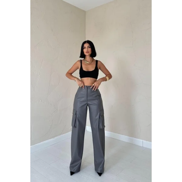 Gri Yanlardan Cepli Deri Pantolon
