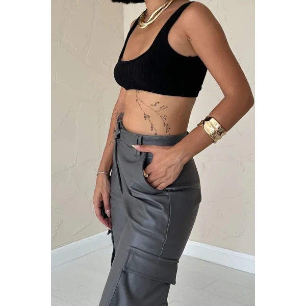 Gri Yanlardan Cepli Deri Pantolon
