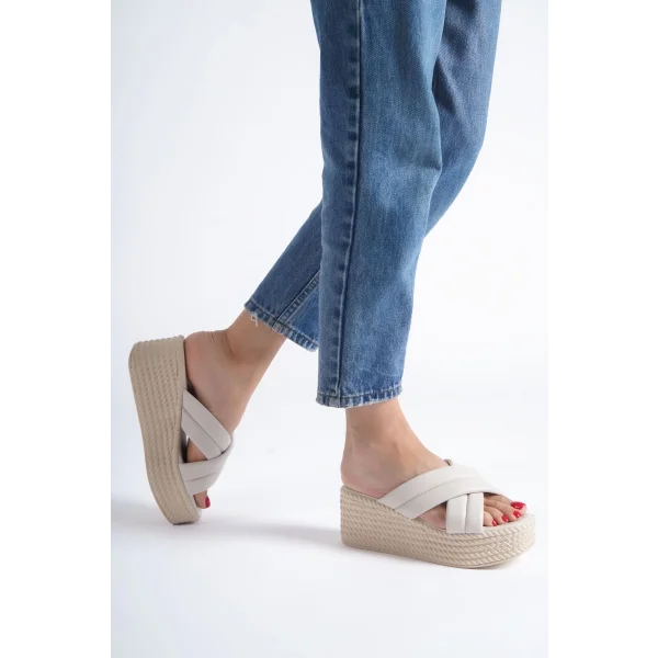 JOYMIX Dolgu Topuklu Ortopedik Taban Hasır Görünümlü Kadın Terlik CKT - Krem