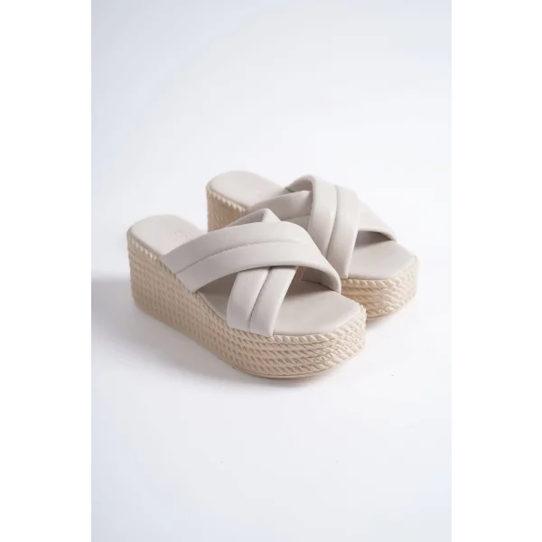 JOYMIX Dolgu Topuklu Ortopedik Taban Hasır Görünümlü Kadın Terlik CKT - Krem