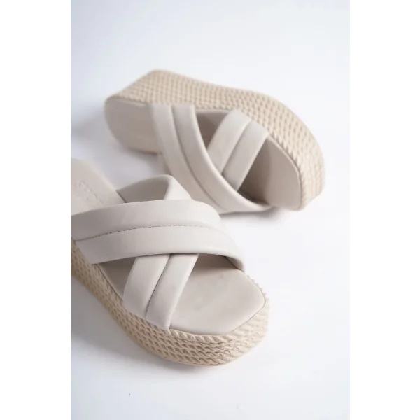 JOYMIX Dolgu Topuklu Ortopedik Taban Hasır Görünümlü Kadın Terlik CKT - Krem