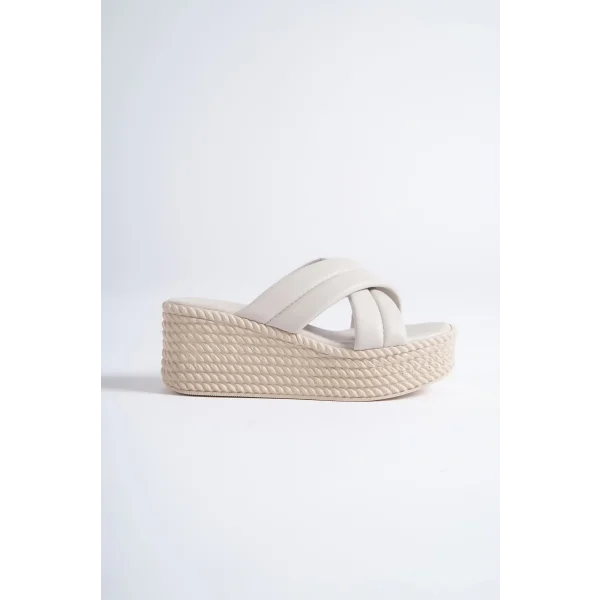 JOYMIX Dolgu Topuklu Ortopedik Taban Hasır Görünümlü Kadın Terlik CKT - Krem