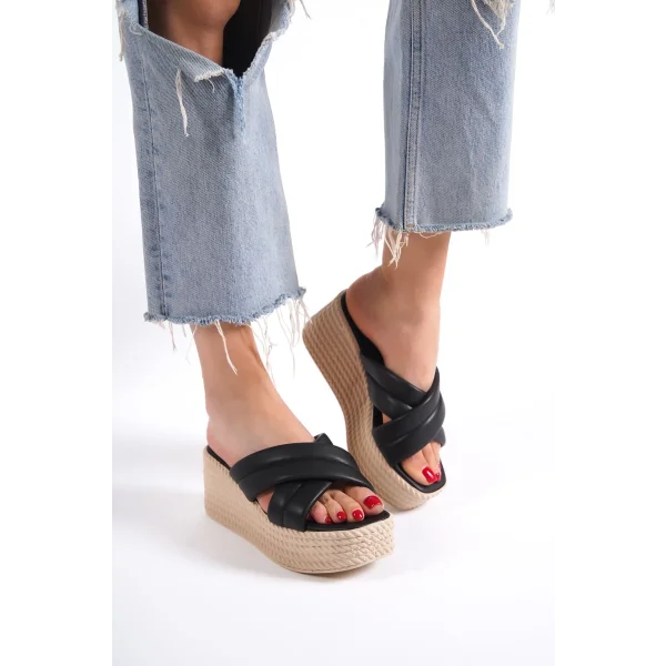 JOYMIX Dolgu Topuklu Ortopedik Taban Hasır Görünümlü Kadın Terlik CKT - Siyah