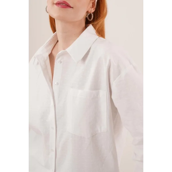 Kabartma Desenli Tek Cepli Düğmeli Beyaz Gömlek