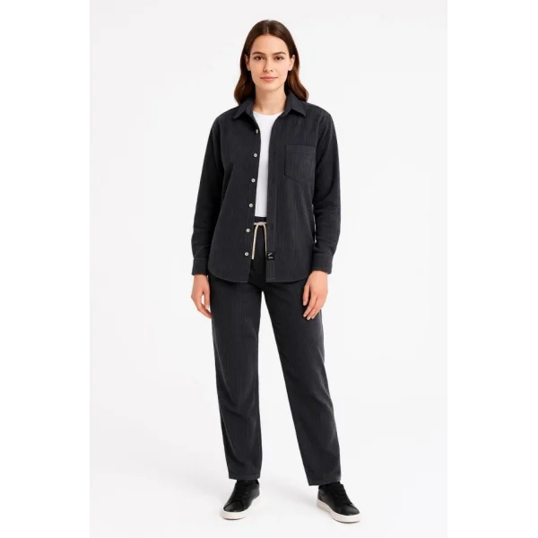 Kadife Oversize Takım – Gömlek Ve Pantolon İkili Set Füme Corduroy Şıklığı, Rahat Ve Zarif Duruş Yumuşak Dokulu Kadife Kumaş, Düğmeli Gömlek Üst Ve Lastikli Pantolon Alt Parça Ile Gün Boyu Konfor- Siyah