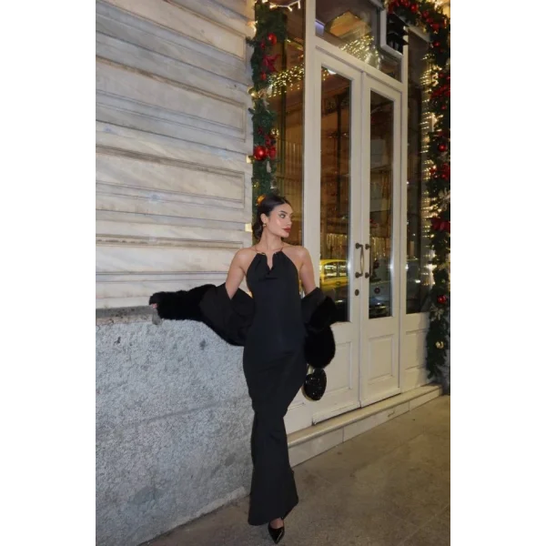 Kadın Aksesuarlı Halter Yaka Sırt Dekolte Detay Maxi Boy Elbise