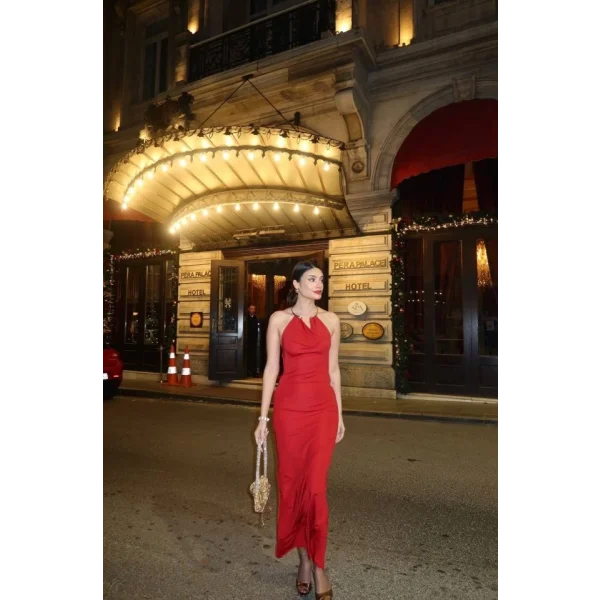 Kadın Aksesuarlı Halter Yaka Sırt Dekolte Detay Maxi Boy Elbise