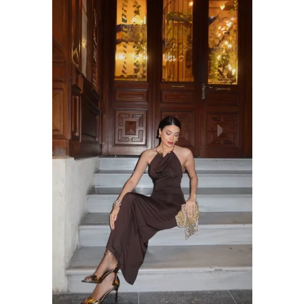 Kadın Aksesuarlı Halter Yaka Sırt Dekolte Detay Maxi Boy Elbise