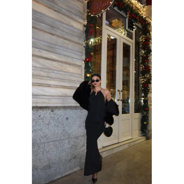 Kadın Aksesuarlı Halter Yaka Sırt Dekolte Detay Maxi Boy Elbise