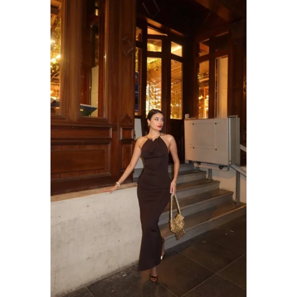 Kadın Aksesuarlı Halter Yaka Sırt Dekolte Detay Maxi Boy Elbise