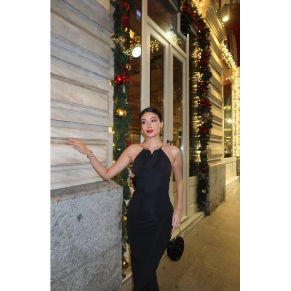 Kadın Aksesuarlı Halter Yaka Sırt Dekolte Detay Maxi Boy Elbise