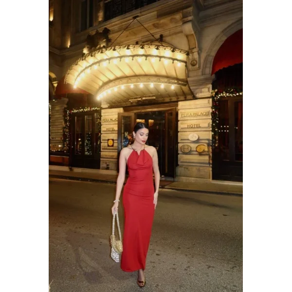 Kadın Aksesuarlı Halter Yaka Sırt Dekolte Detay Maxi Boy Elbise