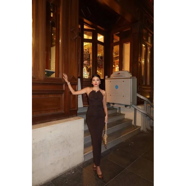 Kadın Aksesuarlı Halter Yaka Sırt Dekolte Detay Maxi Boy Elbise