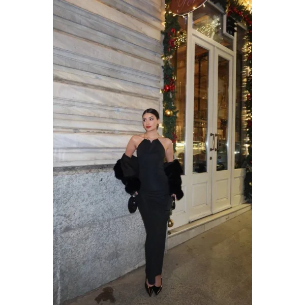 Kadın Aksesuarlı Halter Yaka Sırt Dekolte Detay Maxi Boy Elbise