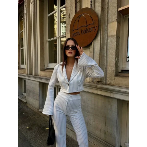 Kadın anşet Yaka Ispanyol Kol çizgi Detay Kısa Ceket Ve Yüksek Bel Ispanyol Paça Pantolon Ikili Takım