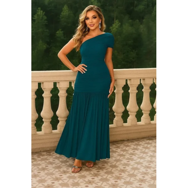 Kadın Asimetrik Yaka Detaylı Omuzu Açık Büzgülü Yırtmaçlı Sandy Elbise