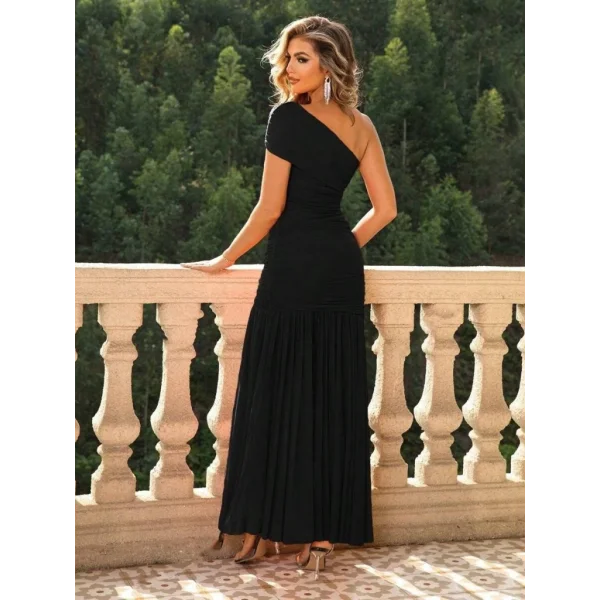 Kadın Asimetrik Yaka Detaylı Omuzu Açık Büzgülü Yırtmaçlı Sandy Elbise