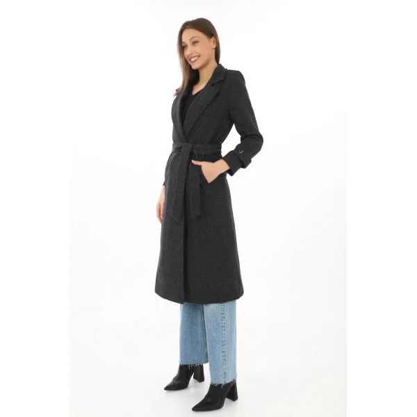 Kadın Balık Sırtı Kaşe Kaban – Uzun Boy Kruvaze Yaka Kuşaklı Astarlı Kışlık Tesettür Kaban, Yünlü Dokuma Kaşmir Kumaş, Cepli Rahat Oversize Kalıp Şık Modern Kaban Mont Modeli (Günlük ve Özel Gün Kombinlerine Uygun) - Siyah