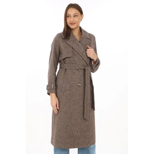 Kadın Balık Sırtı Yünlü Dokuma Kaşe Kaban – Kruvaze Yaka, Kuşaklı, Cepli, Astarlı Uzun Boy Tesettür Şık Kışlık Kaşe Kaban Modeli - Vizon