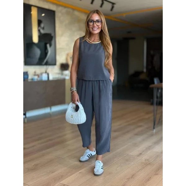 Kadın Bisiklet Yaka Kolsuz Bluz Ve Beli Lastikli Kısa Paça Pantolon Ikili Takım