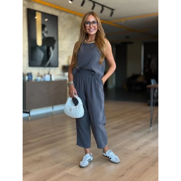 Kadın Bisiklet Yaka Kolsuz Bluz Ve Beli Lastikli Kısa Paça Pantolon Ikili Takım