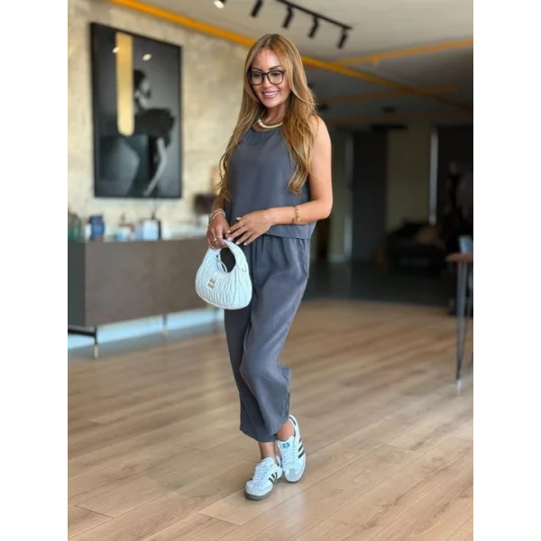 Kadın Bisiklet Yaka Kolsuz Bluz Ve Beli Lastikli Kısa Paça Pantolon Ikili Takım