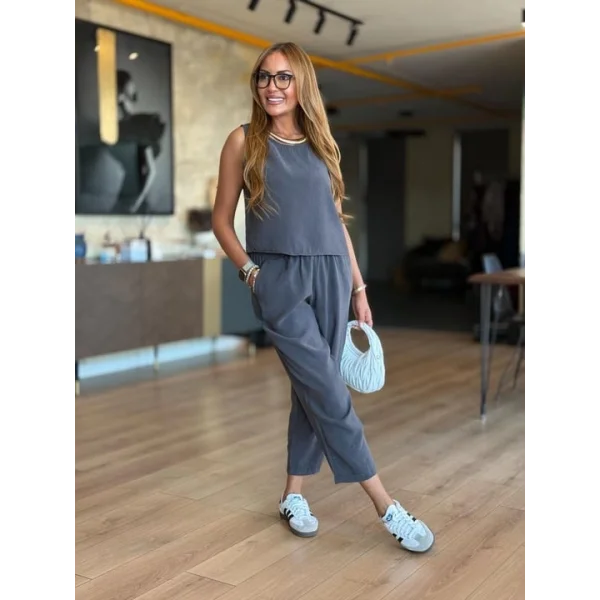 Kadın Bisiklet Yaka Kolsuz Bluz Ve Beli Lastikli Kısa Paça Pantolon Ikili Takım