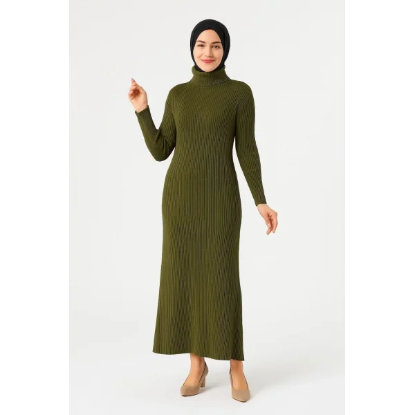 Kadın Tesettür Triko Elbise – Boğazlı Uzun Fitilli Dokuma, Esnek Tam Kalıp, 130 cm Midi Boy, Bahar & Kış Şık Rahat Stil - Haki