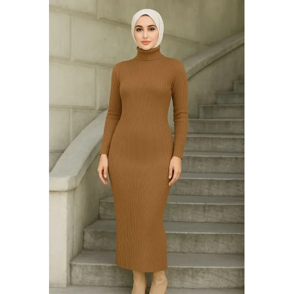 Kadın Tesettür Triko Elbise – Boğazlı Uzun Fitilli Dokuma, Esnek Tam Kalıp, 130 cm Midi Boy, Bahar & Kış Şık Rahat Stil - Kahverengi