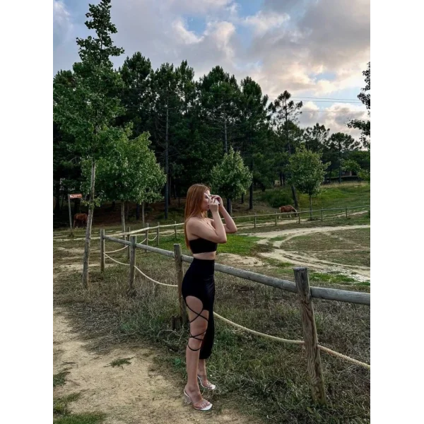 Kadın Büstiyer Ve Yüksek Bel Bacak Dekolteli Bağcık Detay idi Etek Ikili Takım