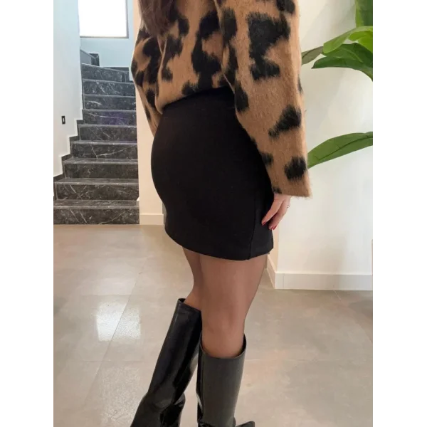 Kadın çift Yırtmaç Detay ini Etek