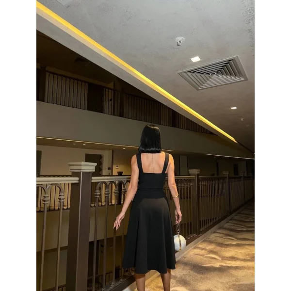 Kadın Dalgıç Krep Kumaş Kalp Yaka Askılı Midi Boy Elbise