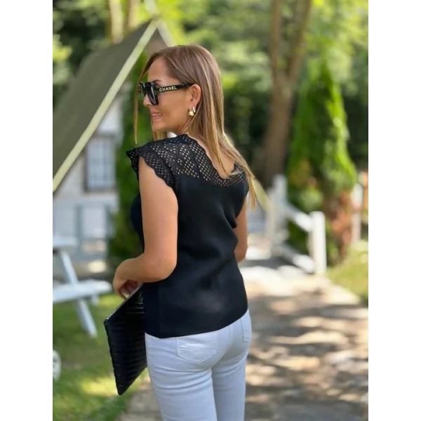 Kadın Göğüs Üstü Ajurlu Kolsuz Bluz