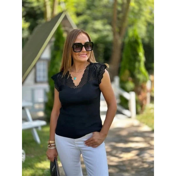 Kadın Göğüs Üstü Ajurlu Kolsuz Bluz