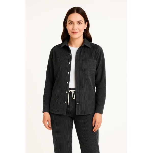 Kadın Kadife Oversize Takım – Gömlek ve Pantolon İkili Set Füme Corduroy Şıklığı, Rahat ve Zarif Duruş Yumuşak Dokulu Kadife Kumaş, Düğmeli Gömlek Üst ve Lastikli Pantolon Alt Parça ile Gün Boyu Konfor- Siyah