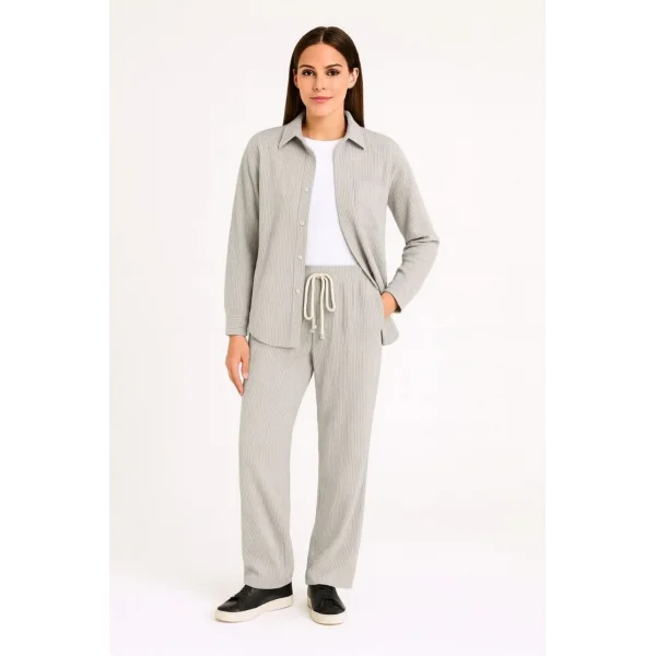 Kadın Kadife Oversize Takım – Gömlek ve Pantolon İkili Set Füme Corduroy Şıklığı, Rahat ve Zarif Duruş Yumuşak Dokulu Kadife Kumaş, Düğmeli Gömlek Üst ve Lastikli Pantolon Alt Parça ile Gün Boyu Konfor- Gri