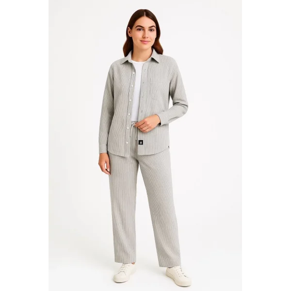 Kadın Kadife Oversize Takım – Gömlek ve Pantolon İkili Set Füme Corduroy Şıklığı, Rahat ve Zarif Duruş Yumuşak Dokulu Kadife Kumaş, Düğmeli Gömlek Üst ve Lastikli Pantolon Alt Parça ile Gün Boyu Konfor- Gri