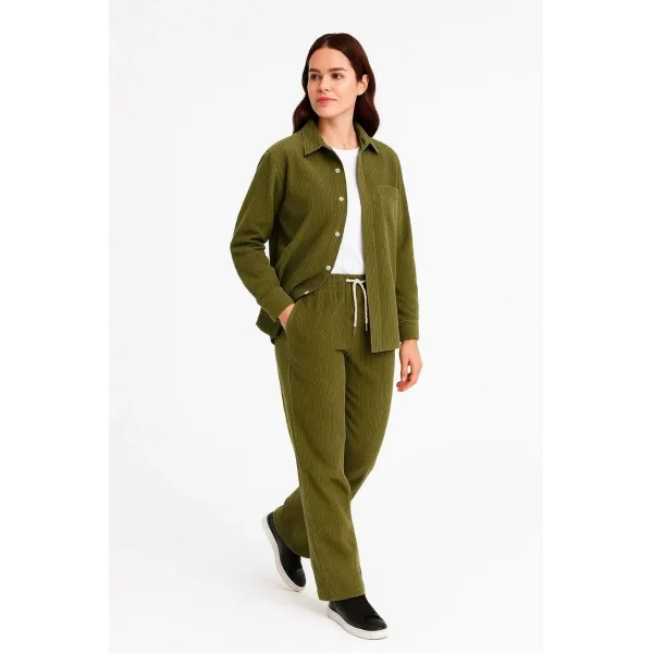 Kadın Kadife Oversize Takım – Gömlek ve Pantolon İkili Set Füme Corduroy Şıklığı, Rahat ve Zarif Duruş Yumuşak Dokulu Kadife Kumaş, Düğmeli Gömlek Üst ve Lastikli Pantolon Alt Parça ile Gün Boyu Konfor- haki
